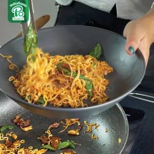 Stir-fried instant noodle with Enoki