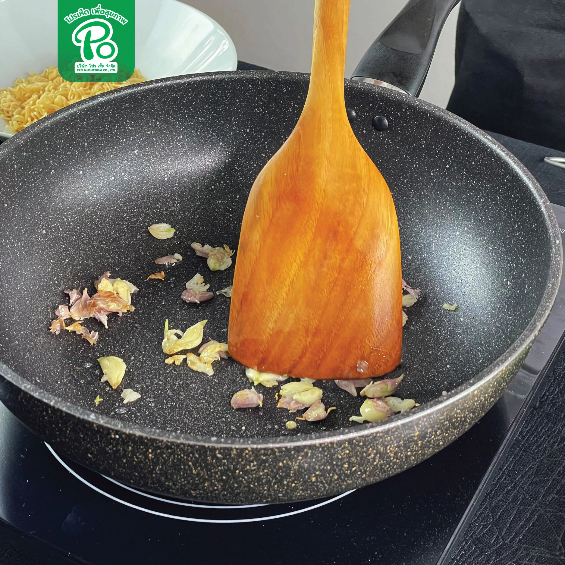 Stir-fried instant noodle with Enoki