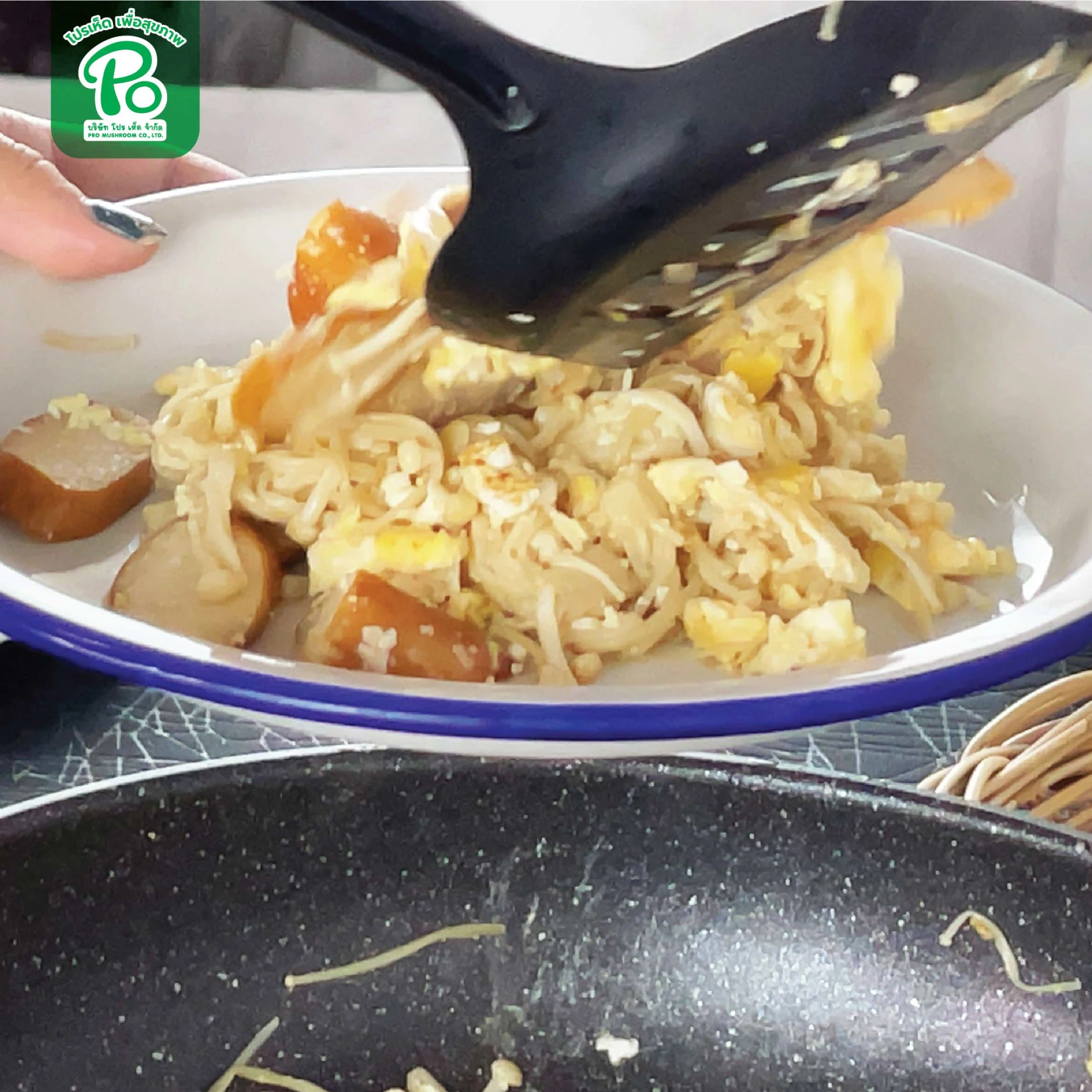 เห็ดเข็มทองผัดไข่ไส้กรอก